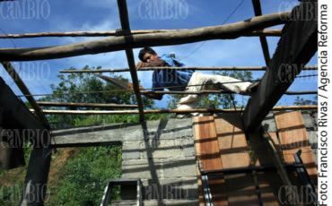 Vicente Olmos repara su casa sin que llegue la ayuda del Gobierno Agencia Reforma/ Foto/ Francisco Rivas