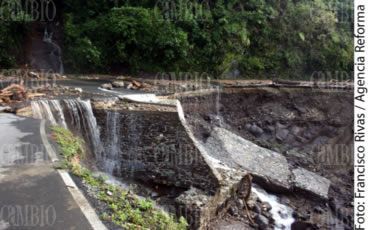 Tan sólo en el tramo Ahuacatlán-Amixtlán, de unos 10 kilómetros, hay siete derrumbes con piedras y lodo sobre el asfalto Agencia Reforma/ Foto/ Francisco Rivas