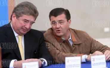 El secretario de Finanzas Gerardo Pérez Salazar captado durante la inauguración de aulas. Le acompaña el panista Ángel Alonso Díaz Caneja / CAMBIO / Foto / Ulises Ruiz