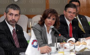 La candidata priista con los miembros de la Canacintra Cambio/ Foto/ Tere Murillo