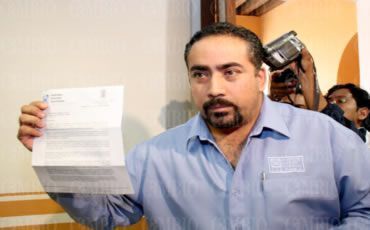 Rafael Micalco entrega un escrito en Gobernación Cambio/ Foto/ Jorge Ramos