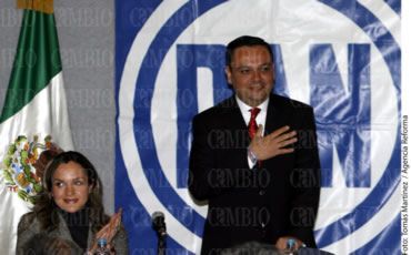 Con un llamado a liberar al PAN de sus complejos, Germán Martínez registró este lunes su candidatura en busca de la presidencia nacional del albiazul. En la imagen lo acompaña su esposa, Margarita Garmendia. Foto / Agencia Reforma / Tomás Martínez