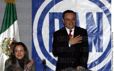 Con un llamado a liberar al PAN de sus complejos, Germán Martínez registró este lunes su candidatura en busca de la presidencia nacional del albiazul. En la imagen lo acompaña su esposa, Margarita Garmendia. Foto / Agencia Reforma / Tomás Martínez 