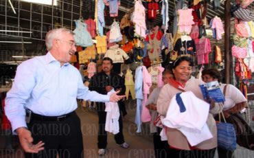 El candidato panista, durante su recorrido por el mercado de Amalucan Cambio/ Foto/ Ulises Ruiz