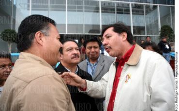 Los senadores Carlos Sotelo y Carlos Navarrete platican con Gerardo Fernández Noroña, vocero del PRD, durante el segundo día del Sexto Congreso Nacional del sol azteca. Foto / Agencia Reforma / Rodrigo Ramos