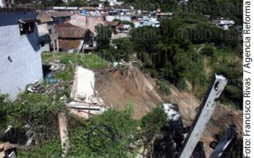 Habitantes del municipio de Pahuatlán acusaron la aparición de dos nuevas grietas en el Barrio Unido y Xanalco ·Foto / Agencia Reforma / Francisco Rivas
