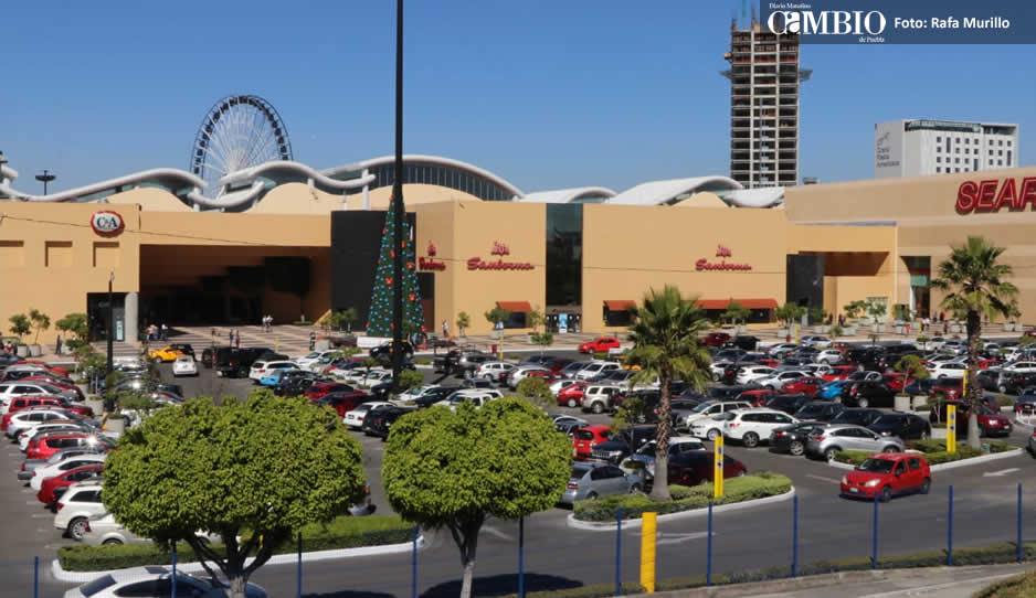 Poblanos abarrotan el centro comercial Angelópolis