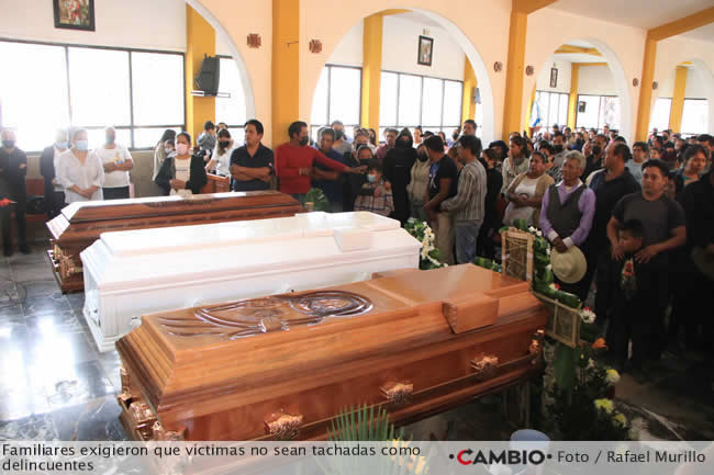 familiares masacrados totimehuacan piden justicia velorio