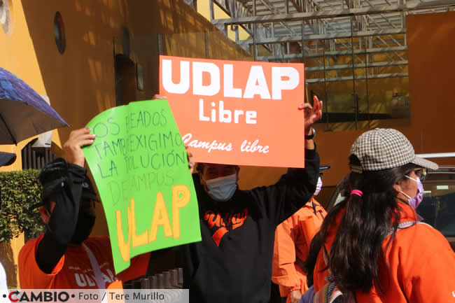 manifestacion alumnos udlap casa aguayo letreros