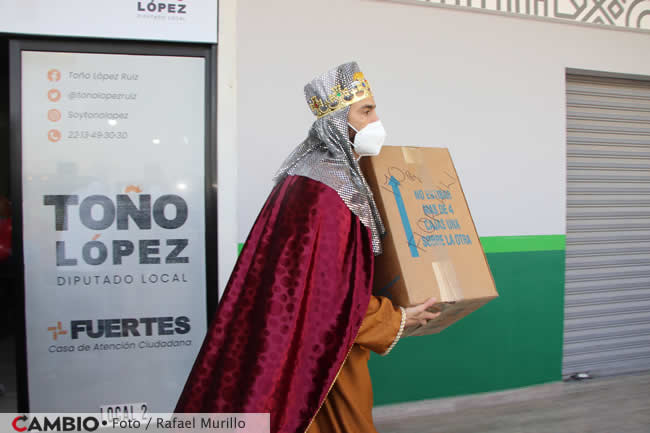 tonio lopez entrega juguetes 6 enero