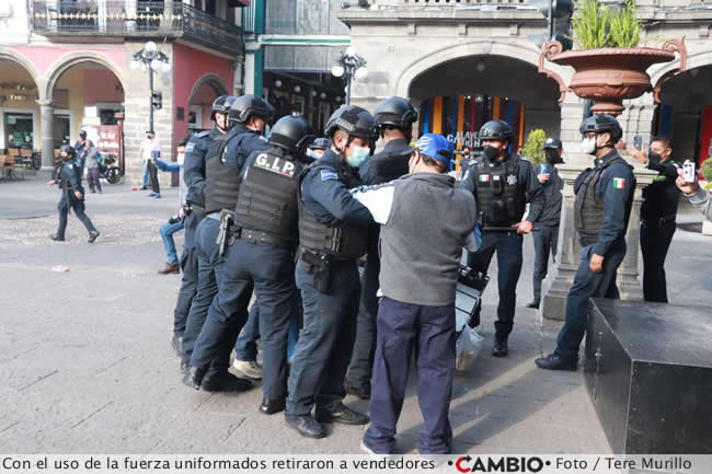 enfrentamiento ambulantes policias uniformados