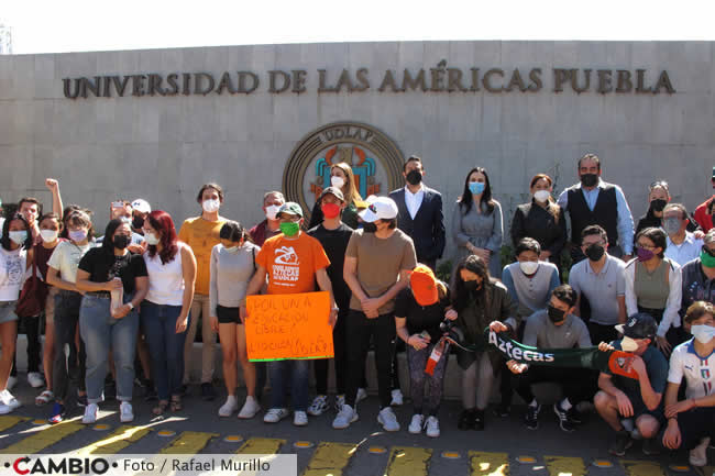 diputados apoyo udlap afuera instalaciones
