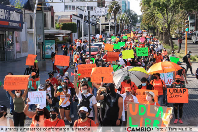 marcha udlap alumnos maestros