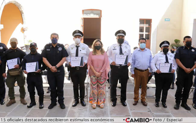 paola angon entrega reconocimientos elementos ssc san pedro cholula