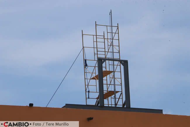 instalan estructura campana 15 septiembre