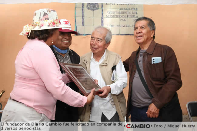 entrega reconocimiento gabril sanchez andraca felicitacion periodistas