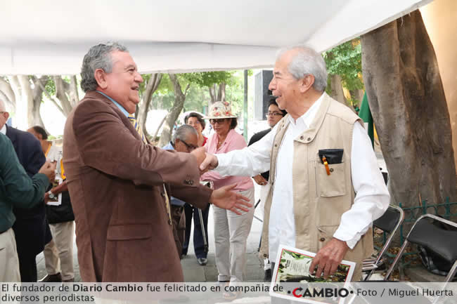 entrega reconocimiento gabril sanchez andraca felicitacion