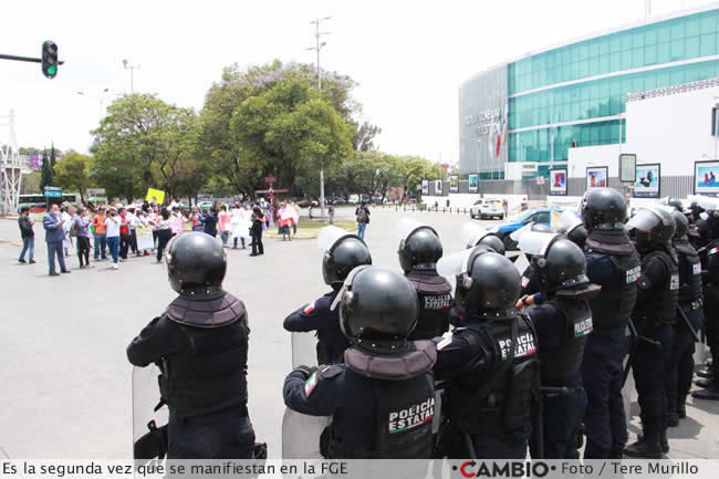 granaderos retiran familia desaparecidos manifestacion fge