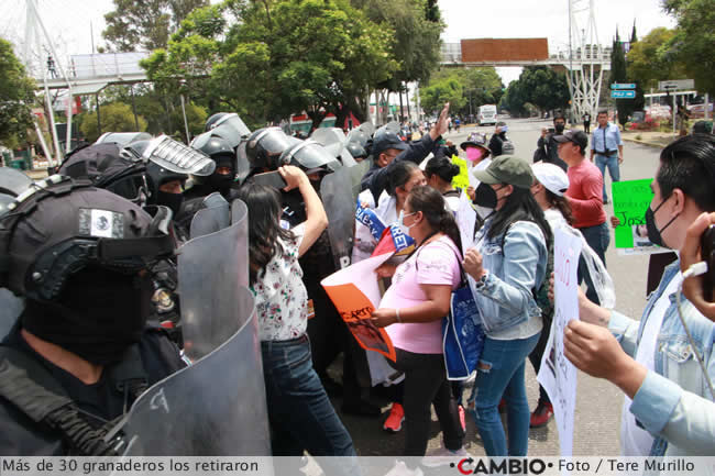 granaderos retiran familia desaparecidos manifestacion numero