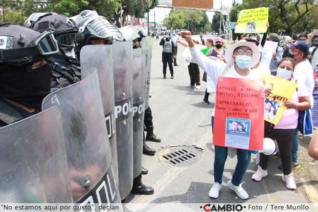 granaderos retiran familia desaparecidos manifestacion