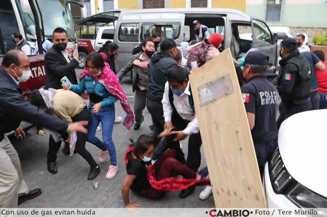 policia evita huida normalistas teteles
