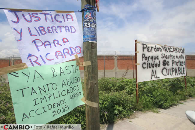 manifestacion ricardo montiel cartulinas