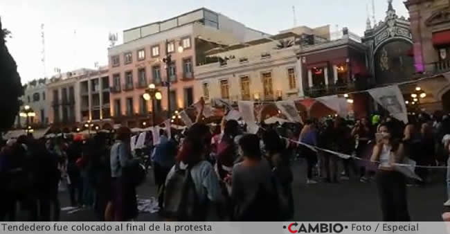 mujeres exhiben agresores marcha 8m tendedero