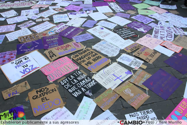 mujeres exhiben agresores marcha 8m