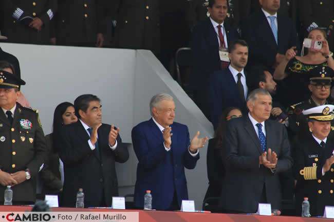 amlo miguel barbosa encabezan defile 5 mayo aplausos