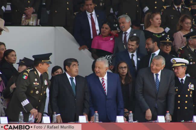 amlo miguel barbosa encabezan defile 5 mayo