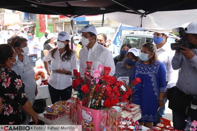 lalo rivera dialogando con votantes