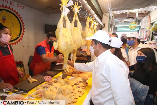 lalo rivera recorre mercado 10 de mayo