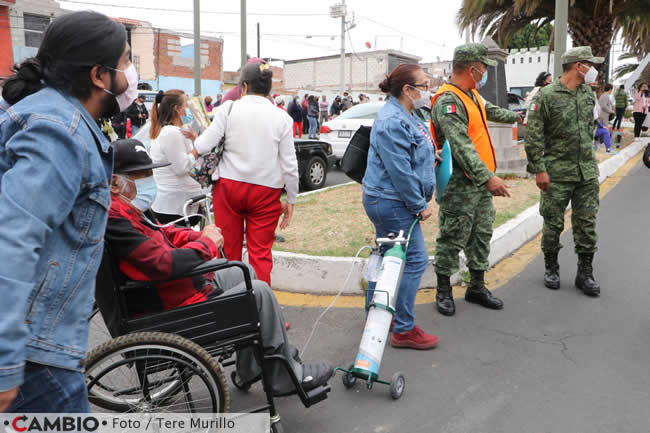 abuelitos esperando para ser vacunados