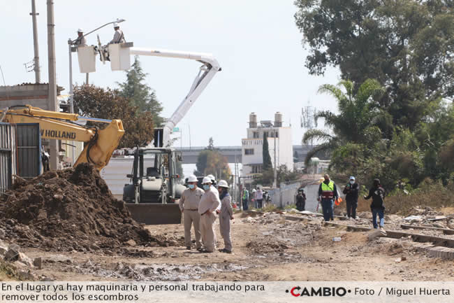 casas destruidas explosion xochimehuacan escombros maquinaria