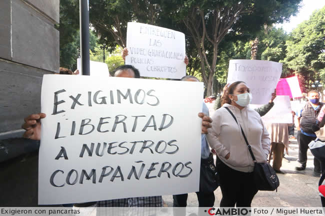 manifestantes disturbios sindicato ayuntamiento pancartas
