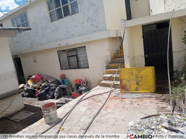 cuatro dias despues tromba familias limpian sus casas
