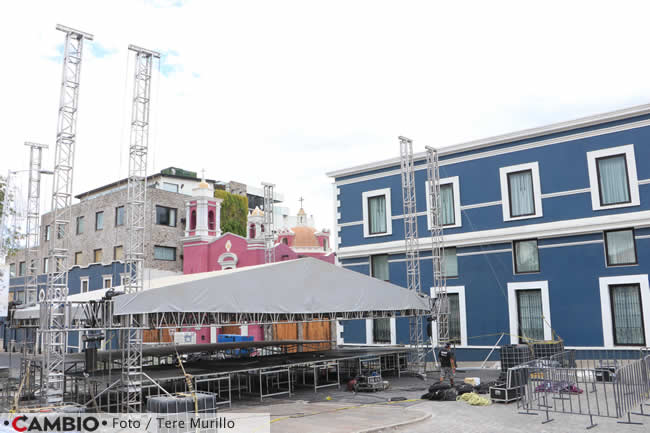 preparativos ceremonia 15 septiembre costado escenario