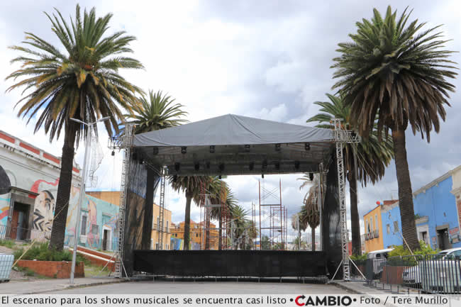 preparativos ceremonia 15 septiembre escenario listo