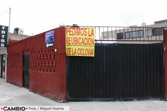 vecinos san manuel piden reubicacon ciclovia pancarta
