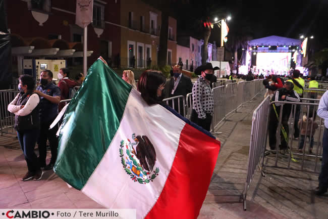 poblanos celebran grito casa aguayo asistentes bandera