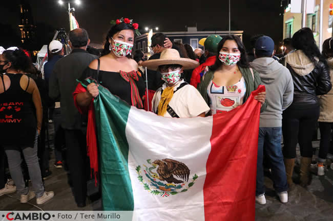 poblanos celebran grito casa aguayo bandera