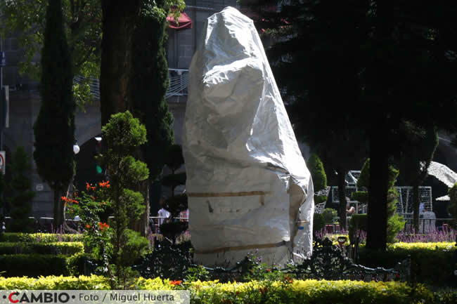 trabajos zocalo puebla estatuas