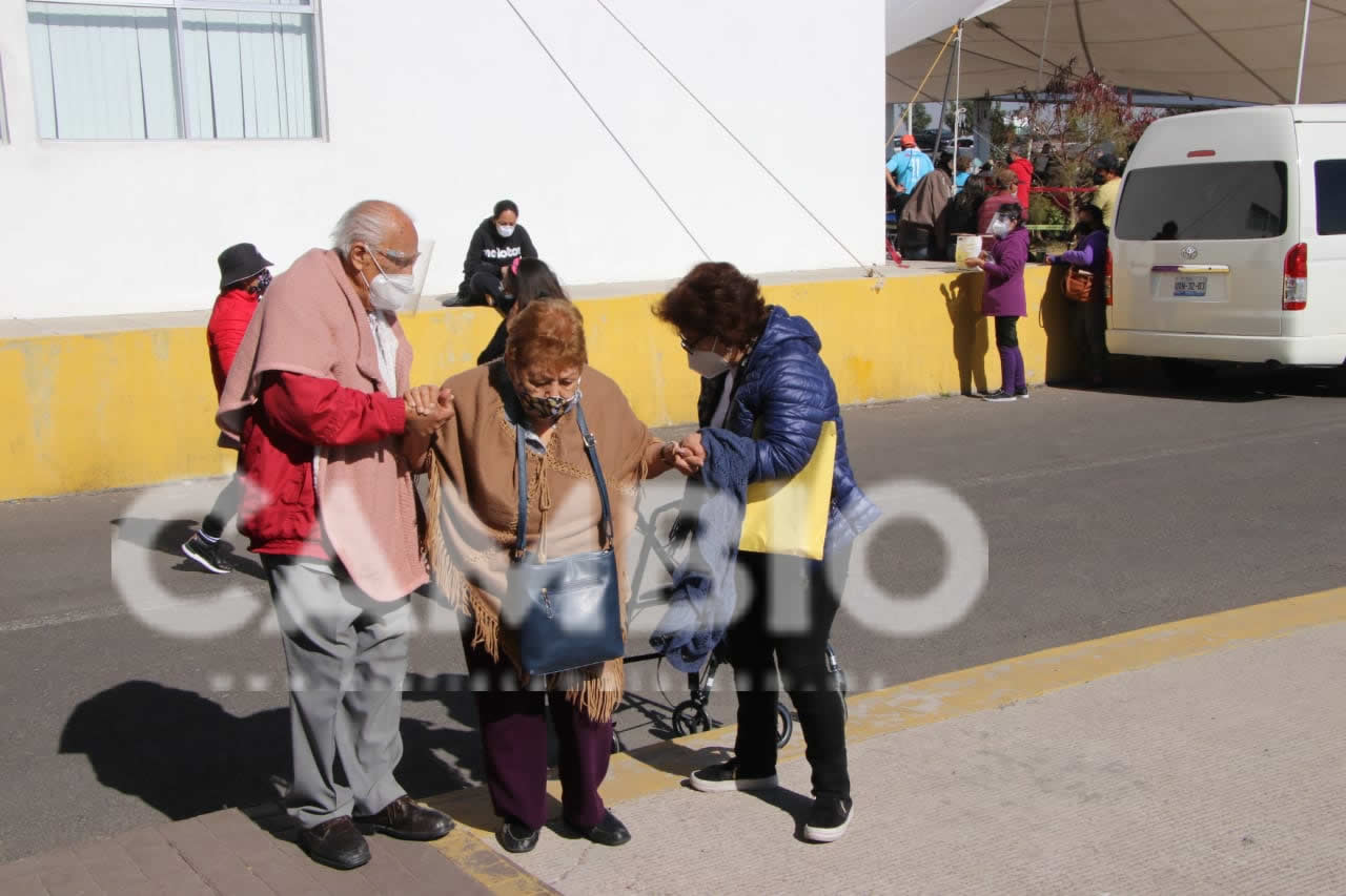 5Así fue el calvario de los abuelitos para recibir vacuna covid.jpg