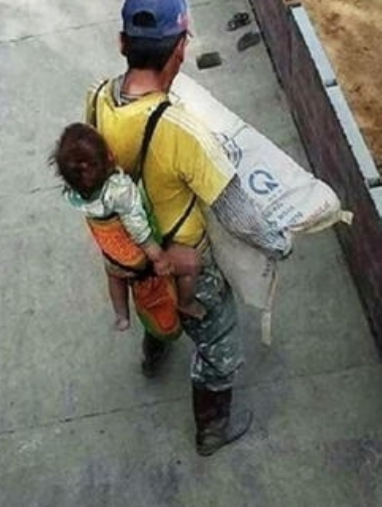 Albañil queda viudo y carga a su bebé en la espalda mientras trabaja.png