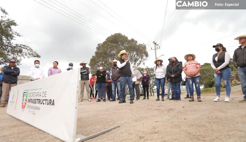 Con entrega de luminarias, inicio de revestimientos y apoyos, fortalece