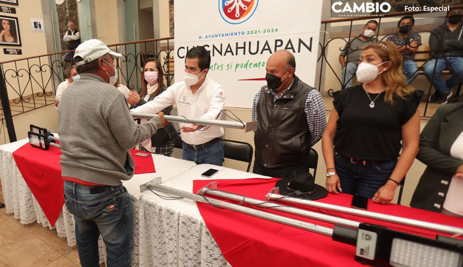 Con entrega de luminarias, inicio de revestimientos y apoyos, fortalece