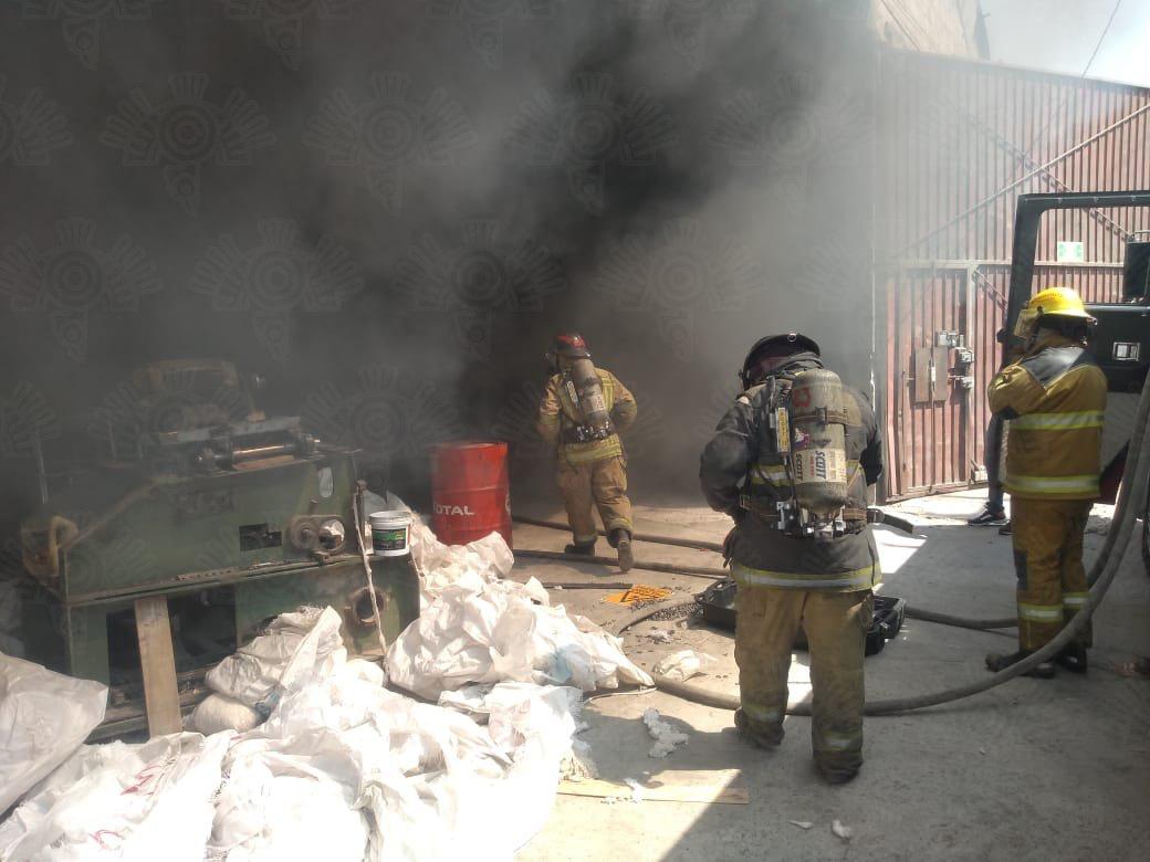 Fuerte incendio devora a fábrica de madera en Bulevar Atlixco.jpg