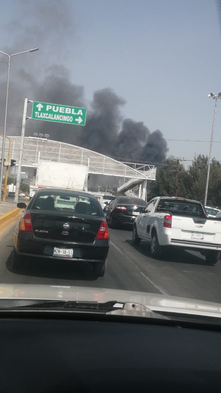 Fuerte incendio devora a fábrica de madera en Bulevar Atlixco fotos.jpg