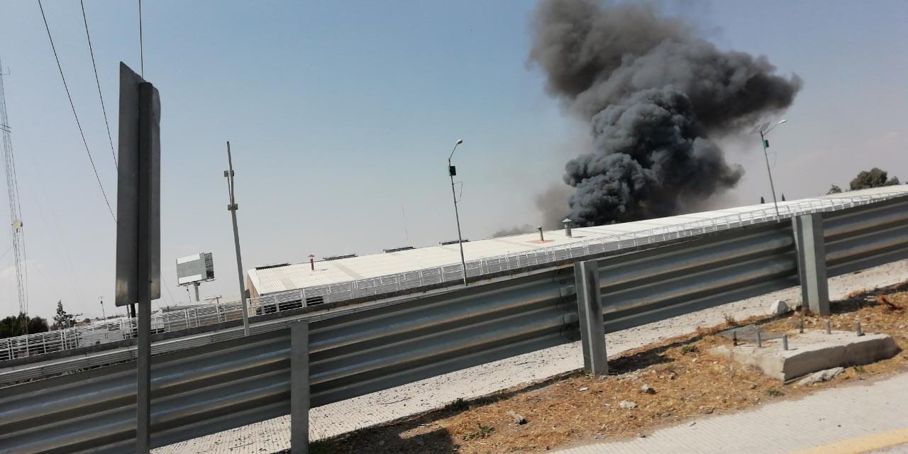 Fuerte incendio devora a fábrica de madera en Bulevar Atlixco video.jpg