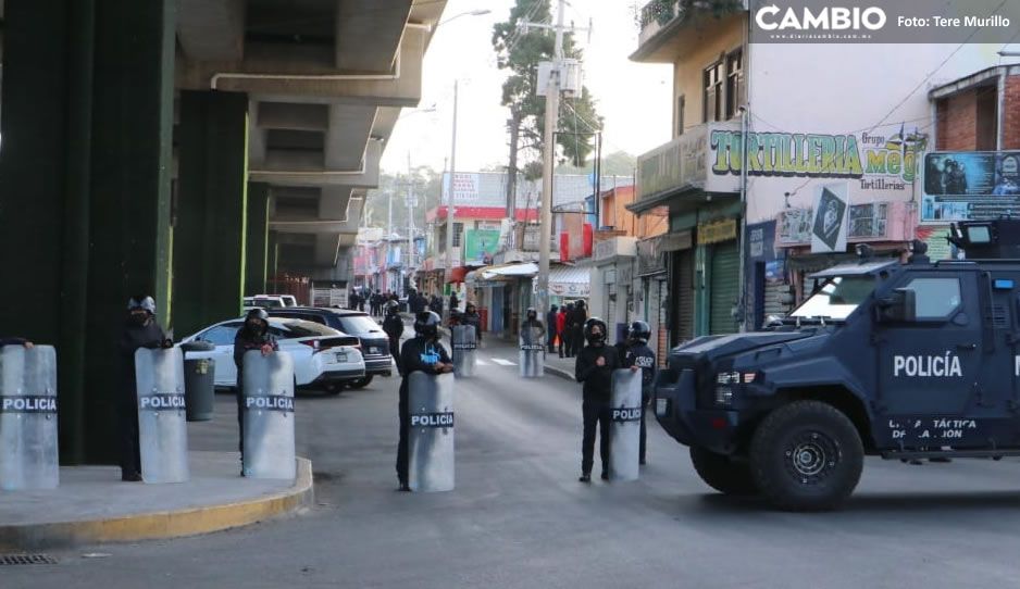 Toma Claudia por la fuerza el Mercado de Amalucan y detiene a locatarios  (FOTOS y VIDEO)